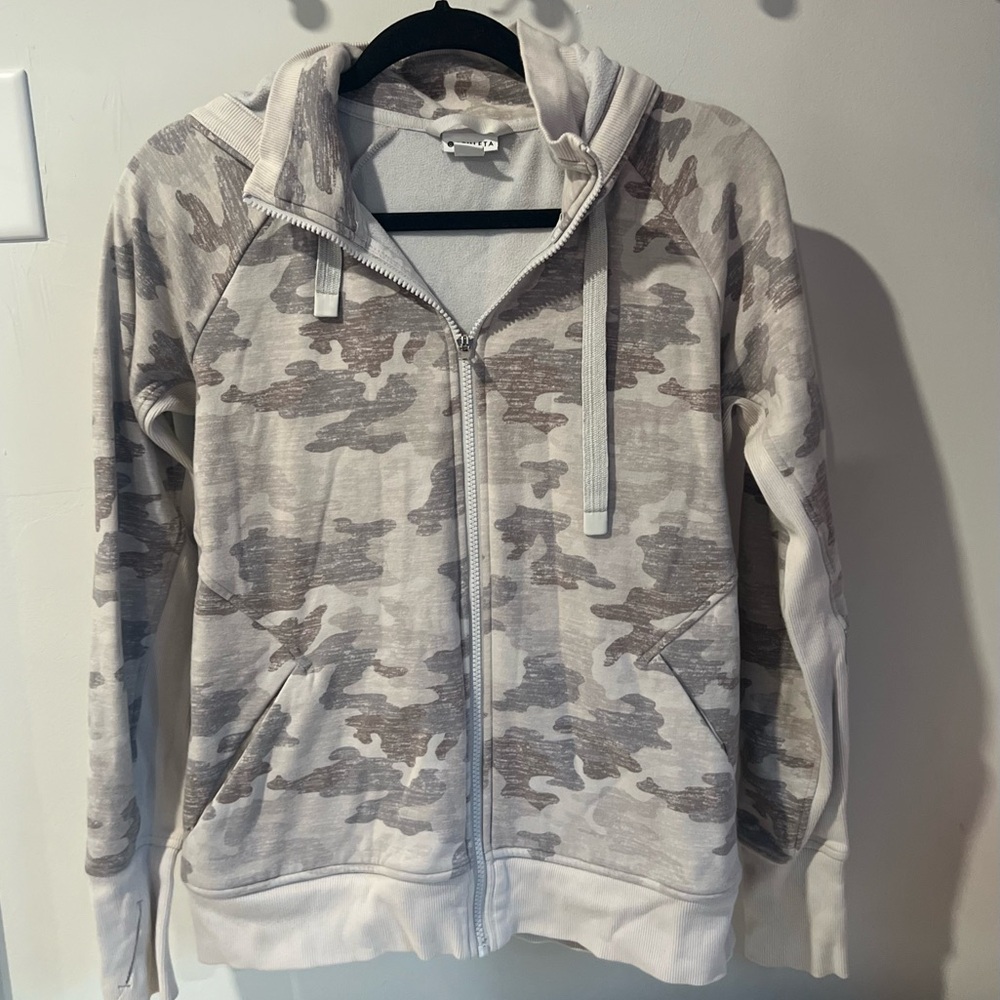 Athleta Triumph Printed Hoodie Jacket in Grey
Gypsum Camo Medium - Picture 2 of 6